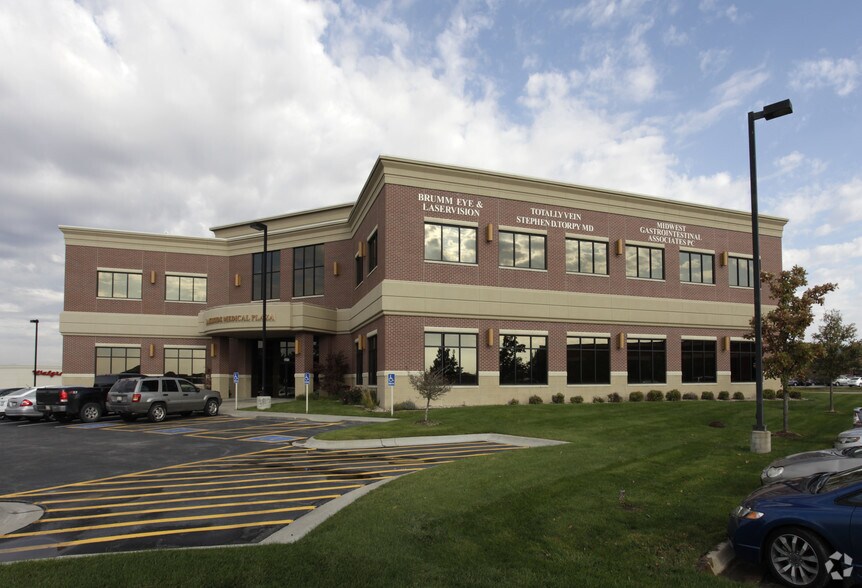 17001 Lakeside Hills Plz, Omaha, NE à louer - Photo principale - Image 1 de 2