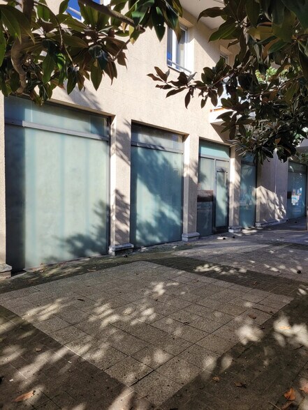 Commerce de détail dans Villeurbanne à louer - Photo du bâtiment - Image 3 de 4