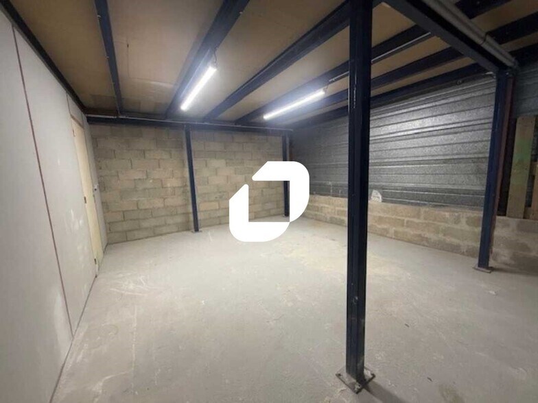 Office in Marines for lease - Interior Photo - Image 1 of 16