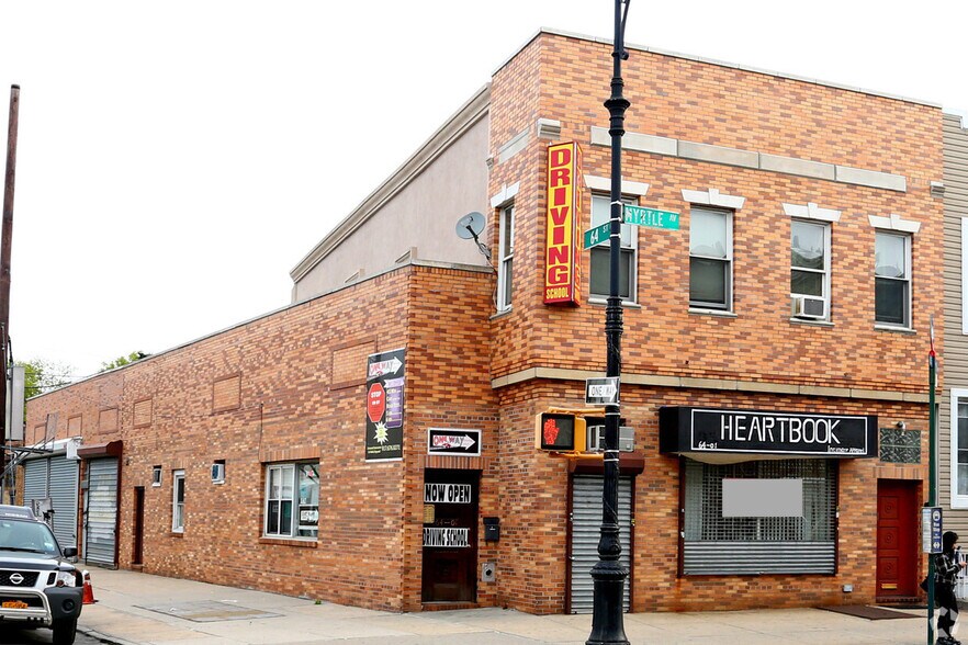 64-01 Myrtle Ave, Ridgewood, NY à louer - Photo du bâtiment - Image 1 de 2