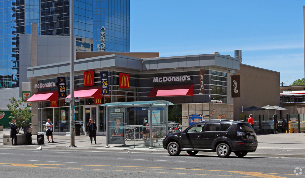 4806 Yonge St, Toronto, ON à louer - Photo du bâtiment - Image 2 de 5