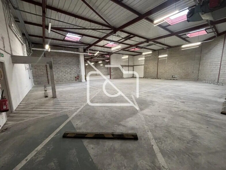 Flex in Neuilly-sur-Marne for lease - Interior Photo - Image 3 of 8