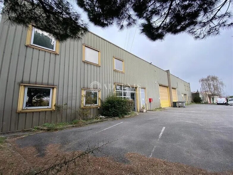 Flex in Neuilly-Plaisance for lease - Building Photo - Image 1 of 10