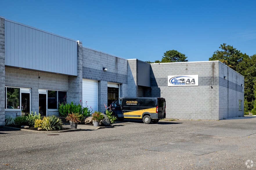 1 Old Dock Rd, Yaphank, NY for lease - Building Photo - Image 2 of 5