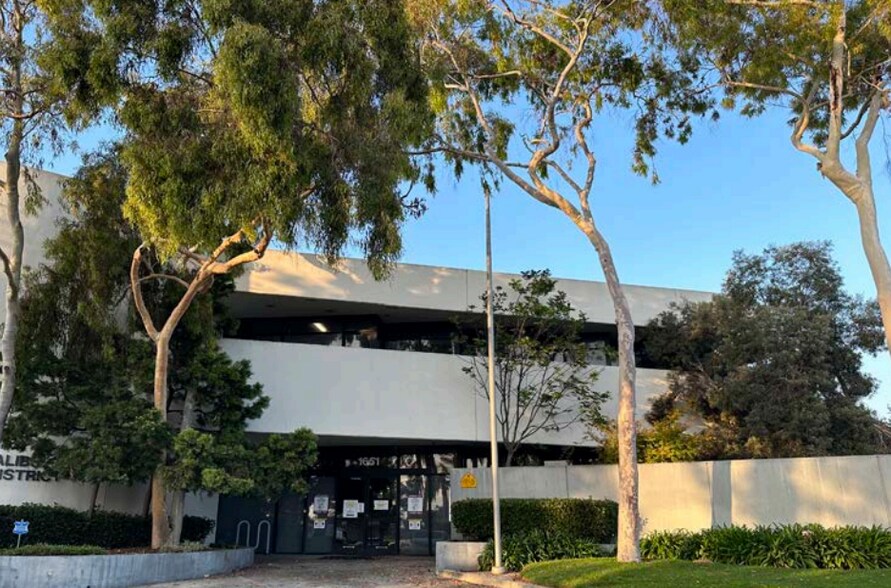 1651 16th St, Santa Monica, CA à louer - Photo du bâtiment - Image 3 de 5