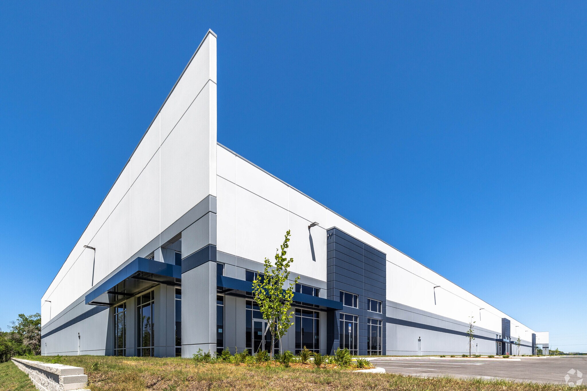 Hamilton Logistics Center portefeuille de 2 propriétés à vendre sur LoopNet.ca Photo du bâtiment- Image 1 de 7