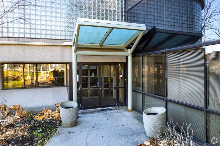 1120 Birchmount Rd, Toronto, ON à louer - Photo du bâtiment - Image 3 de 4