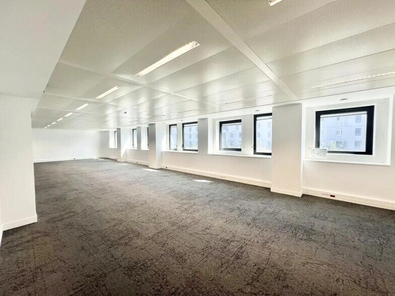 Bureau dans Issy-les-Moulineaux à louer - Photo du bâtiment - Image 2 de 8