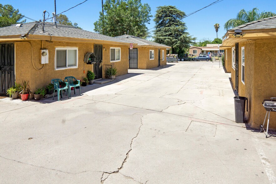 1123 Bobbett Dr, San Bernardino, CA à vendre - Photo du bâtiment - Image 3 de 8