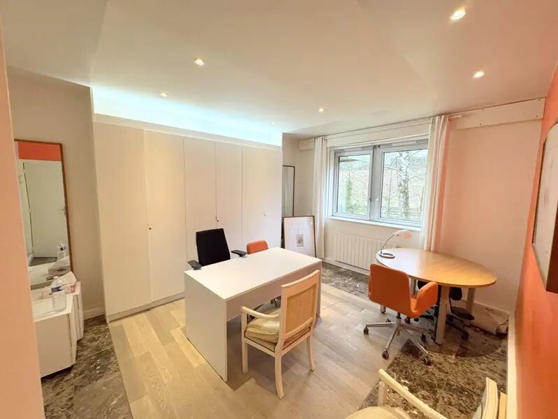Office in Versailles for lease Interior Photo- Image 1 of 9