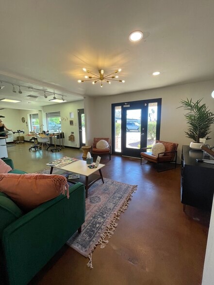 2546 E Indian School Rd, Phoenix, AZ for lease - Building Photo - Image 3 of 14