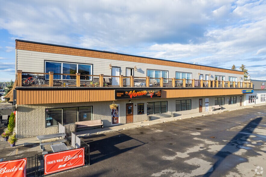 113 Railway St W, Cochrane, AB à vendre - Photo du bâtiment - Image 3 de 7