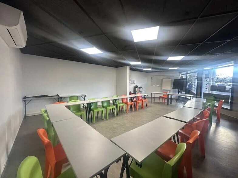 Retail in Talence for lease - Interior Photo - Image 2 of 3