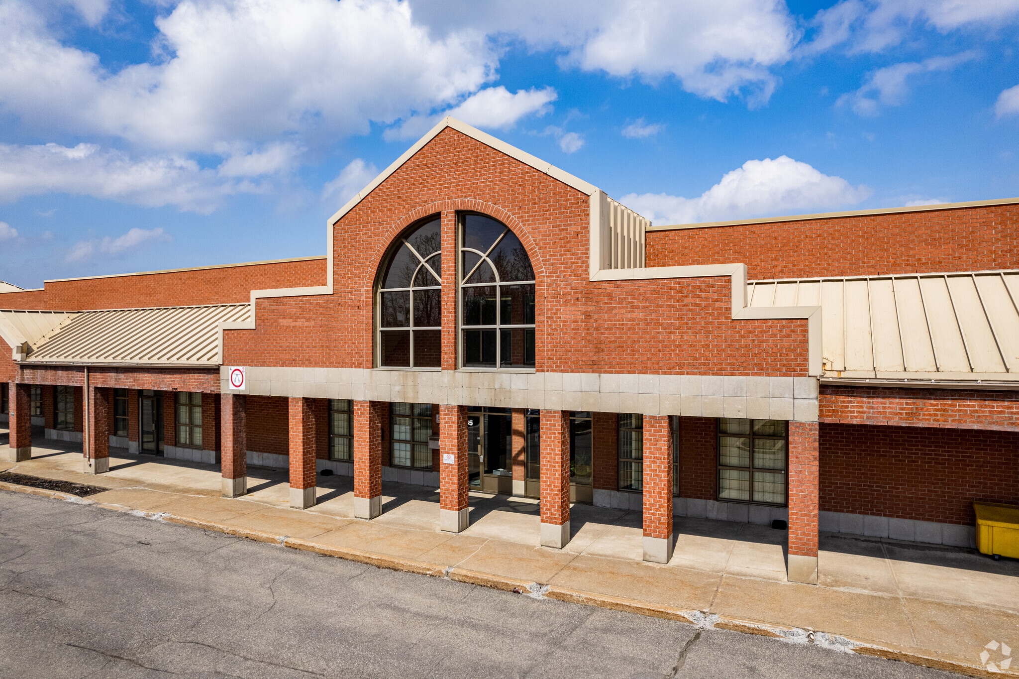 275-395 Rue Kesmark, Dollard-des-Ormeaux, QC for lease Primary Photo- Image 1 of 6