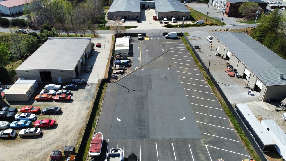 3432 Denver Dr, Denver, NC à louer - Photo du bâtiment - Image 2 de 10