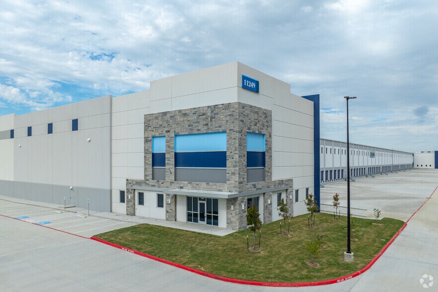 11249 I-10 E, Mont Belvieu, TX à louer - Photo du bâtiment - Image 1 de 6