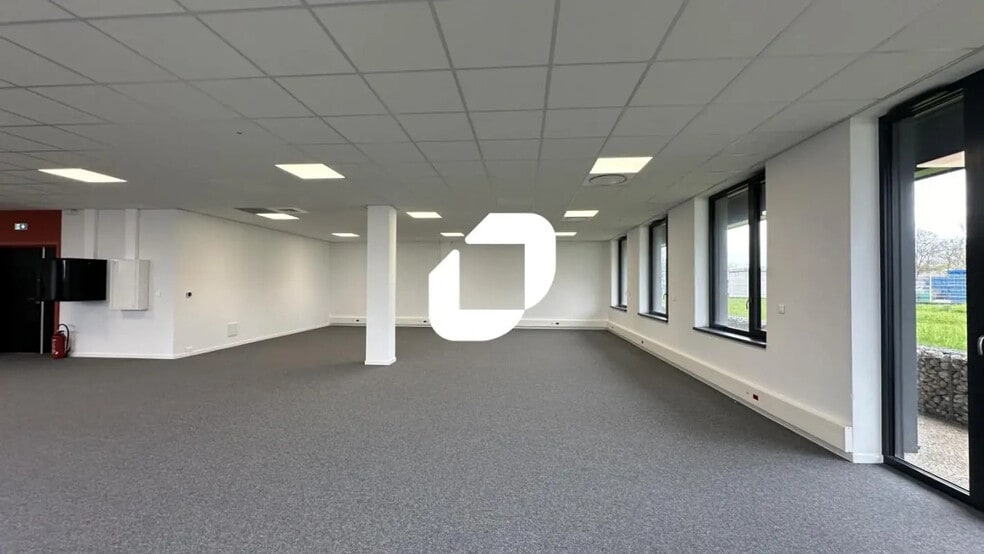 Office in Entzheim for lease - Building Photo - Image 2 of 24