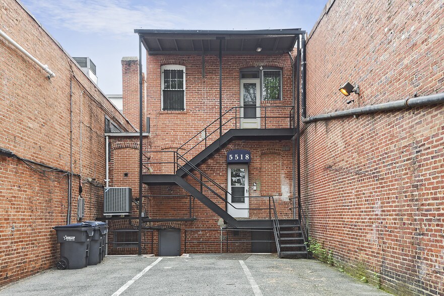 5518 Connecticut Ave NW, Washington, DC à louer - Photo du bâtiment - Image 2 de 2
