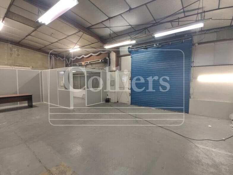 Flex in Vitrolles for lease - Interior Photo - Image 1 of 6