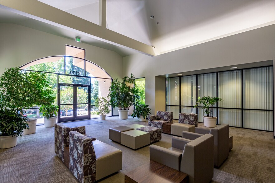 2130 Professional Dr, Roseville, CA à louer - Photo du bâtiment - Image 2 de 5