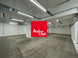 Plus de détails pour Multi-résidentiel à vendre