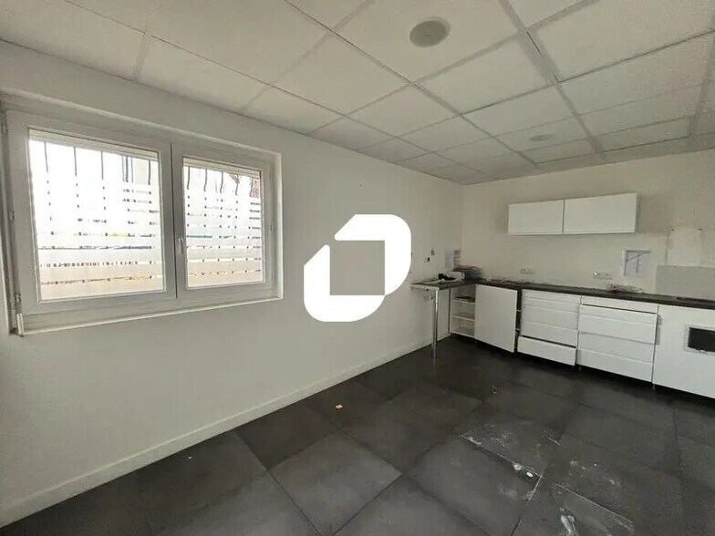 Office in Grigny for lease - Interior Photo - Image 2 of 9