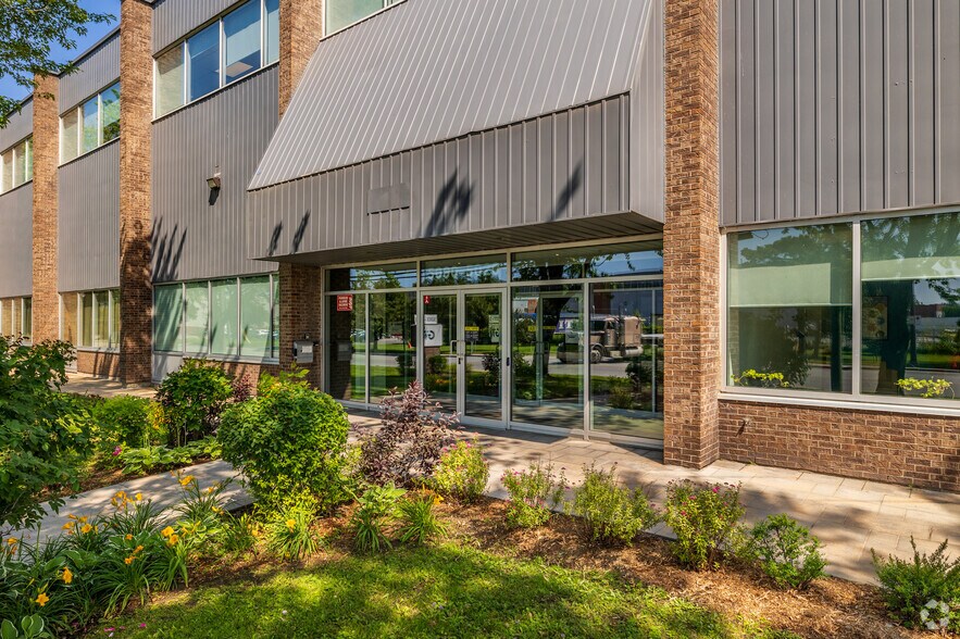 5000 St Fairway, Montréal, QC à louer - Photo du bâtiment - Image 3 de 6