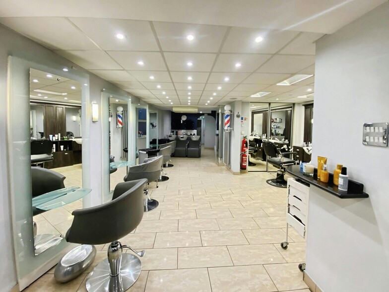 91 Guildford St, Chertsey for lease - Building Photo - Image 3 of 18