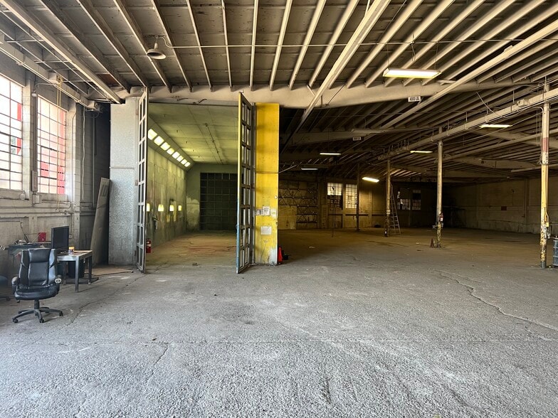 2021 E 25th St, Los Angeles, CA for sale - Building Photo - Image 3 of 14