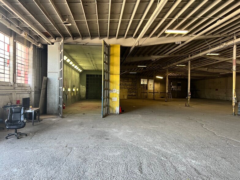 2021 E 25th St, Los Angeles, CA à vendre - Photo du bâtiment - Image 3 de 14