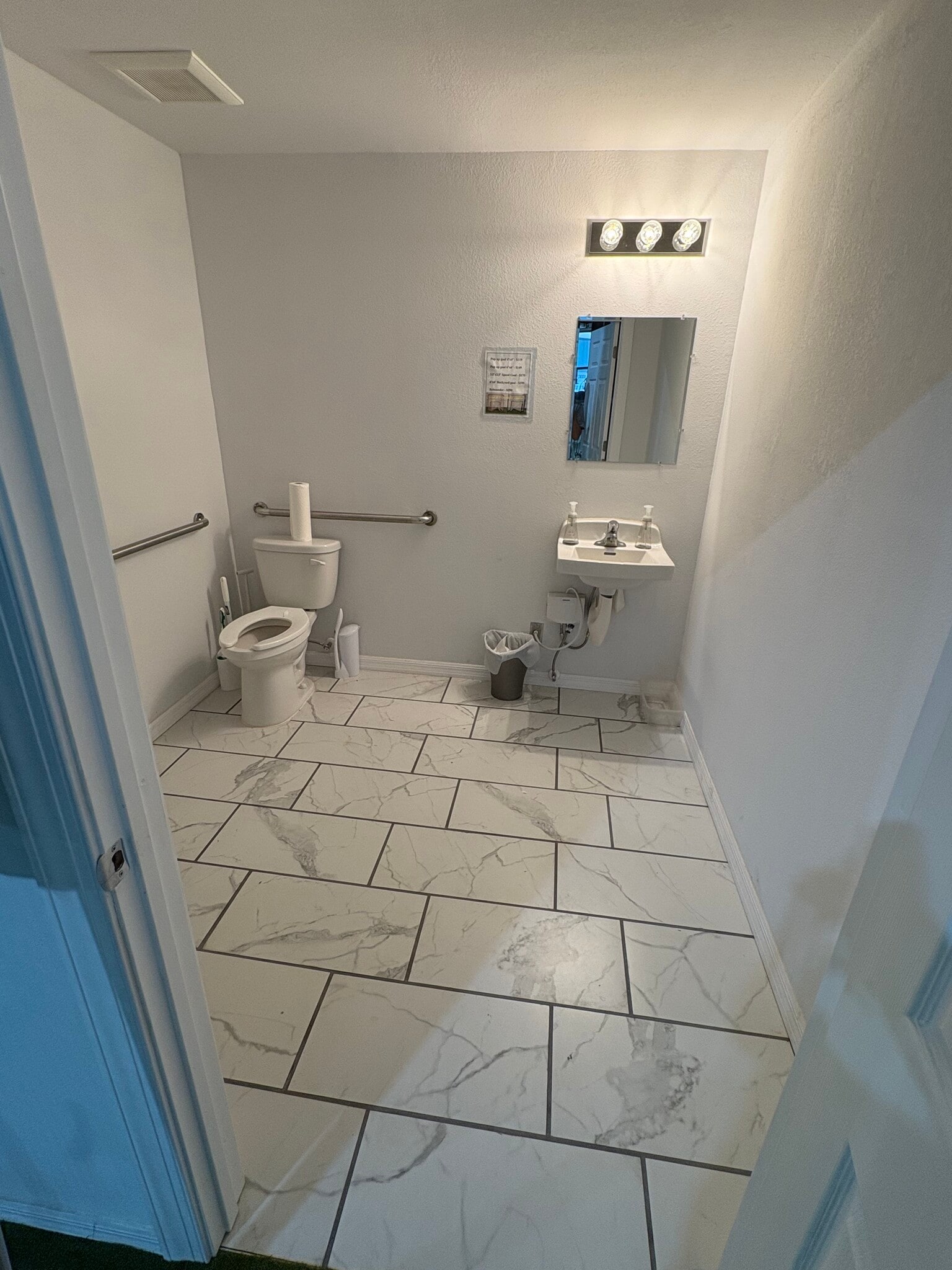 13347 W Hillsborough Ave, Tampa, FL à louer Photo intérieure- Image 1 de 5