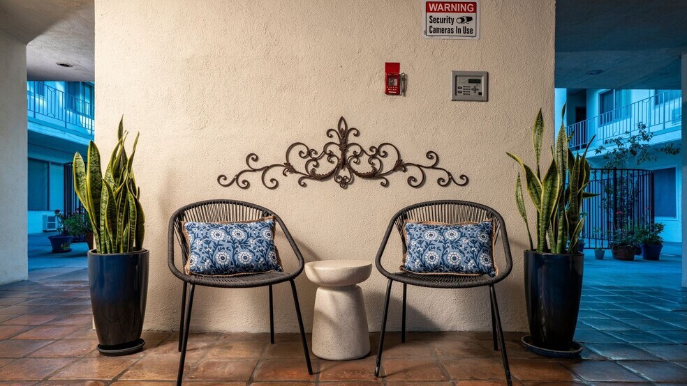 11175 Huston St, North Hollywood, CA à vendre - Photo du bâtiment - Image 3 de 23