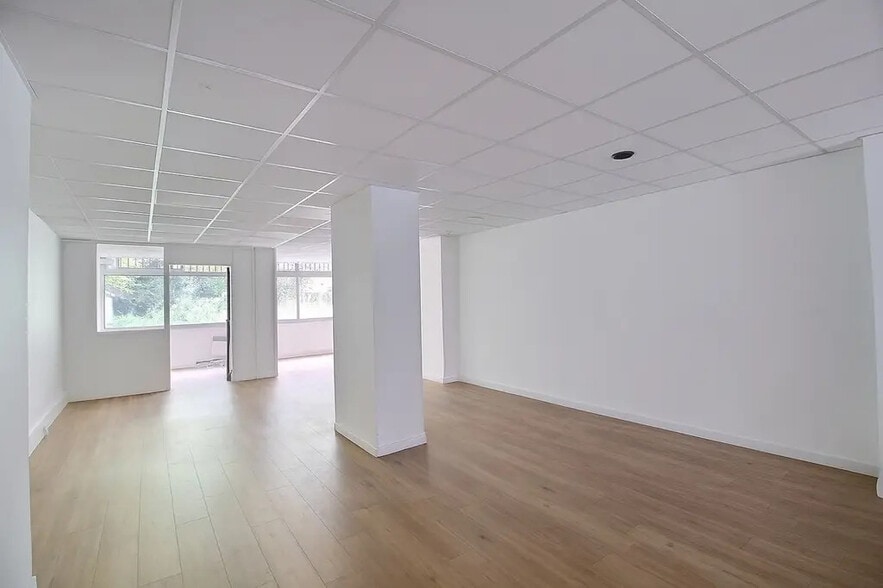 Office in Paris for lease - Interior Photo - Image 2 of 5