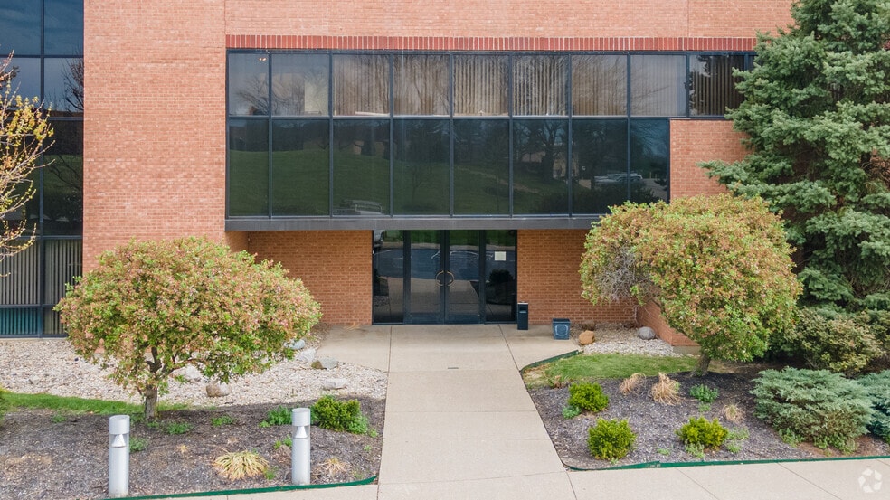 2734 Chancellor Dr, Crestview Hills, KY for lease - Building Photo - Image 2 of 9