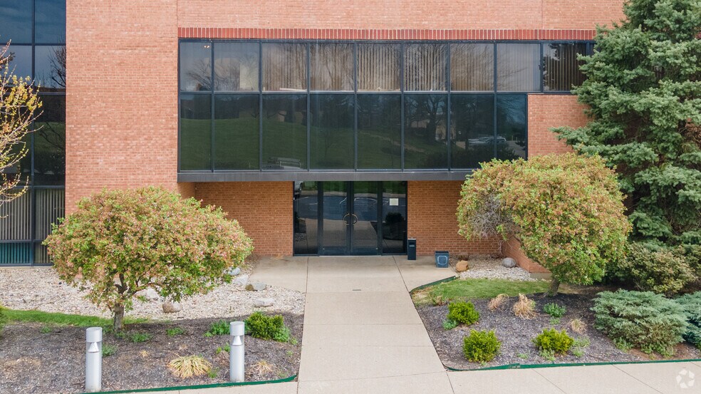 2734 Chancellor Dr, Crestview Hills, KY à louer - Photo du bâtiment - Image 2 de 9