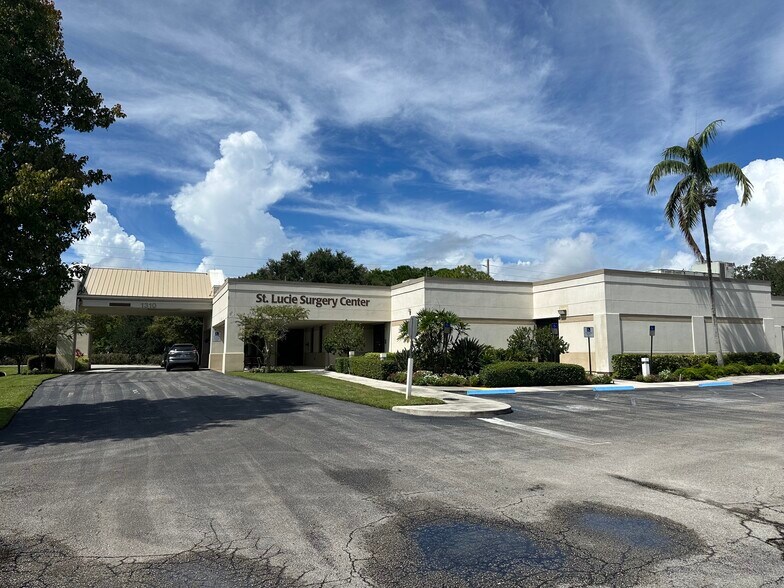1310 SE West Star Ave, Port Saint Lucie, FL à vendre - Photo du bâtiment - Image 3 de 53