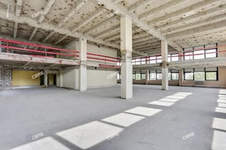 Flex in Colombes for lease Interior Photo- Image 2 of 4