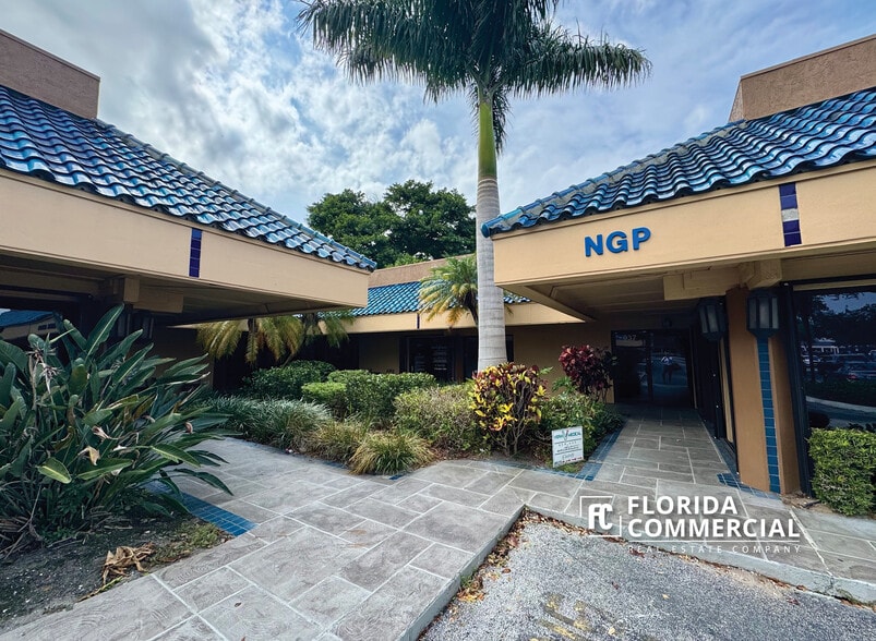 907-943 SE Central Pky, Stuart, FL for lease - Building Photo - Image 2 of 9