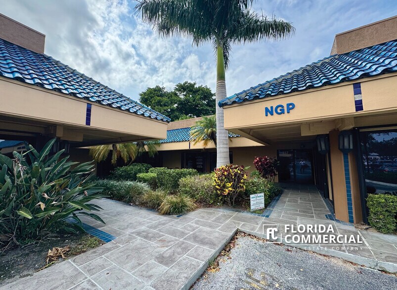 907-943 SE Central Pky, Stuart, FL à louer - Photo du bâtiment - Image 2 de 9