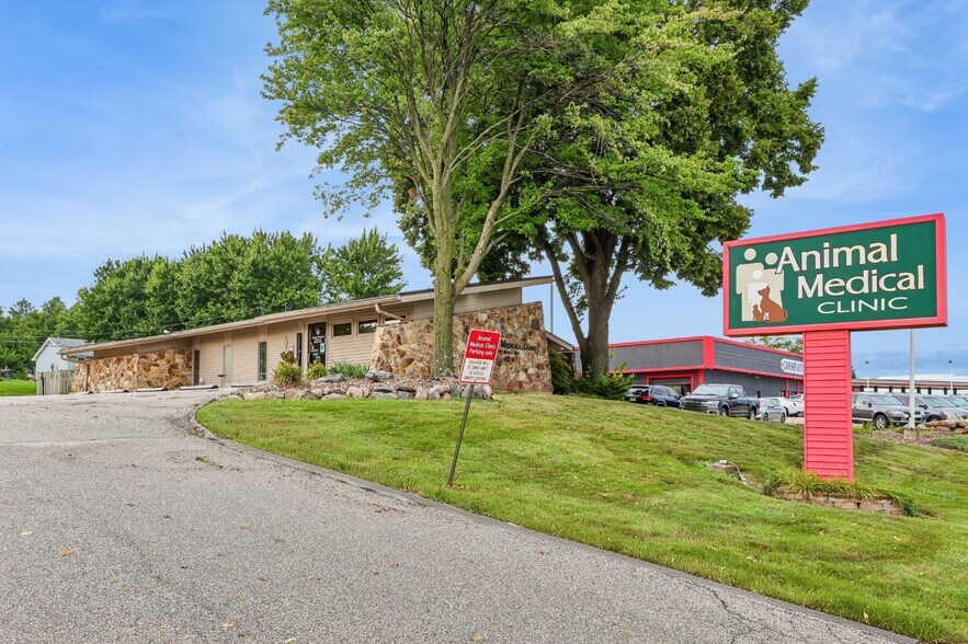 4520 Merle Hay Rd, Des Moines, IA for lease - Building Photo - Image 1 of 10