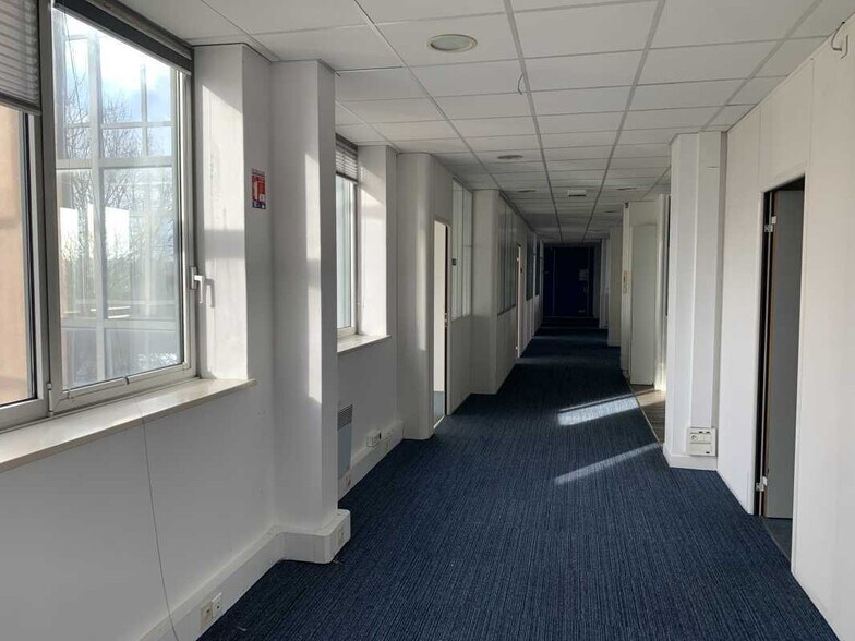 Office in Neuilly-Plaisance for lease - Interior Photo - Image 3 of 11