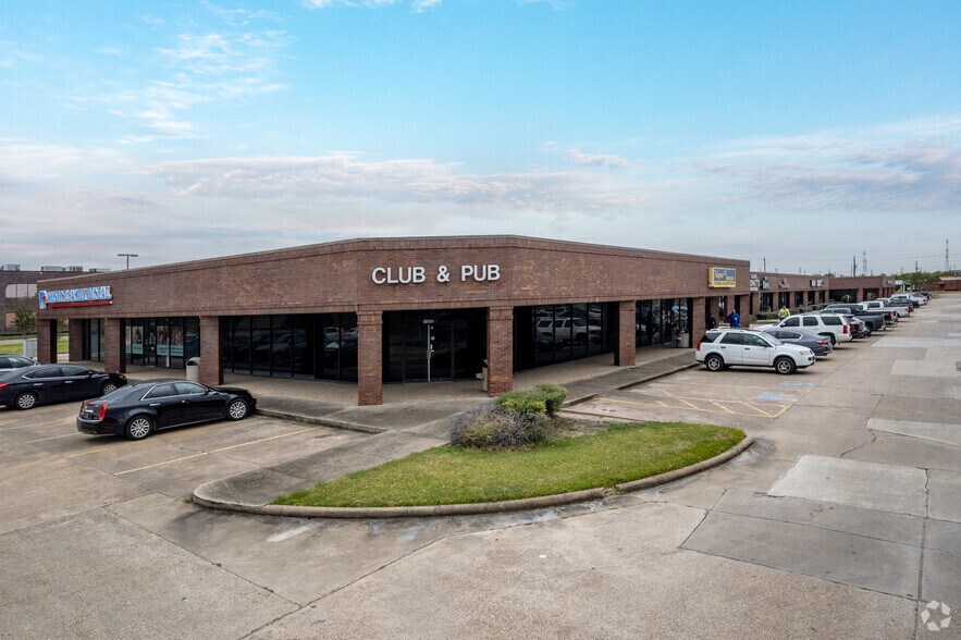 1309 W Fairmont Pky, La Porte, TX à louer - Photo du bâtiment - Image 1 de 16