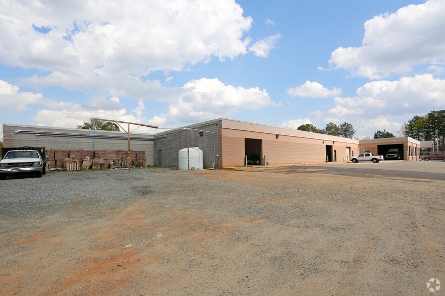 10015 Metromont Industrial Blvd, Charlotte, NC for lease - Building Photo - Image 2 of 3