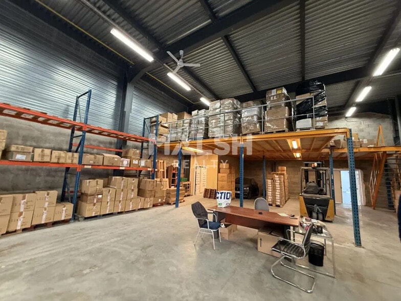 Office in Villeurbanne for lease - Building Photo - Image 3 of 19