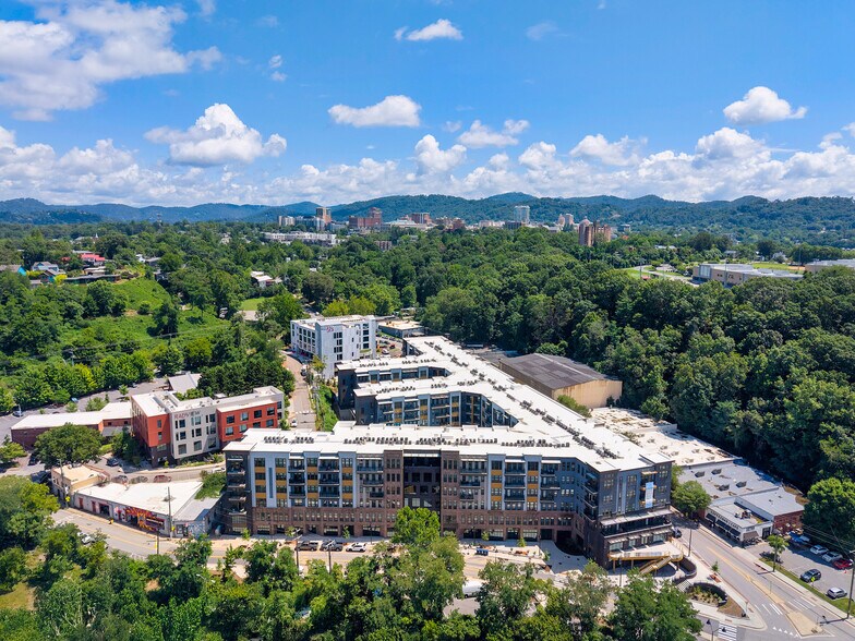 146 Roberts St, Asheville, NC à louer - Photo du bâtiment - Image 2 de 7