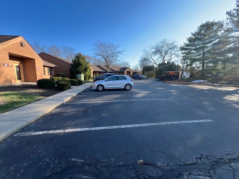 1375 Kemper Meadow Dr, Forest Park, OH à louer - Photo du bâtiment - Image 3 de 29