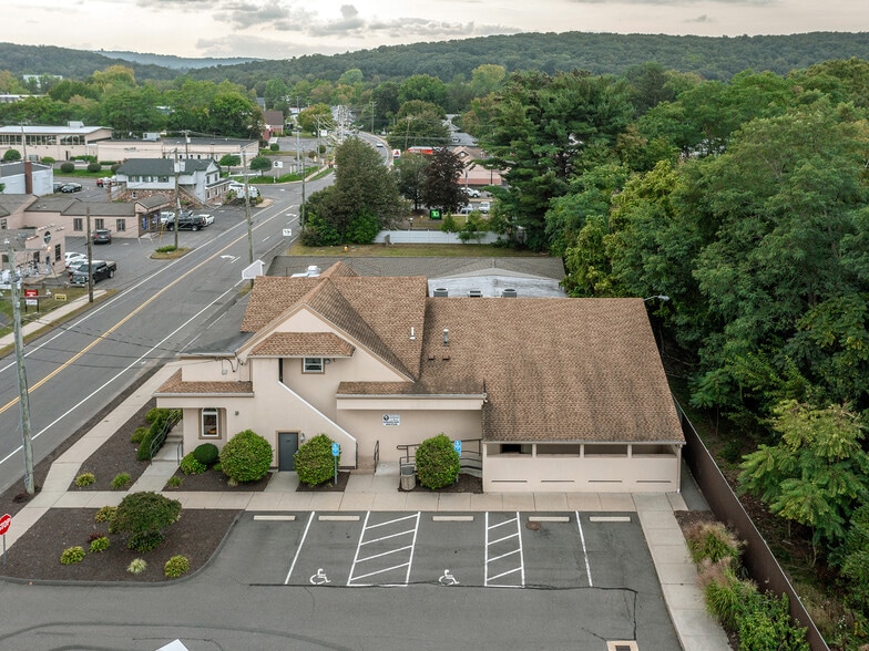 388 Broad St, Bristol, CT à vendre - Photo du bâtiment - Image 2 de 33