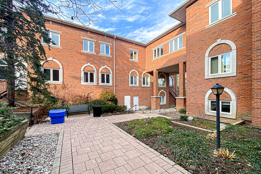 335 Renfrew Dr, Markham, ON à vendre - Photo du bâtiment - Image 2 de 22