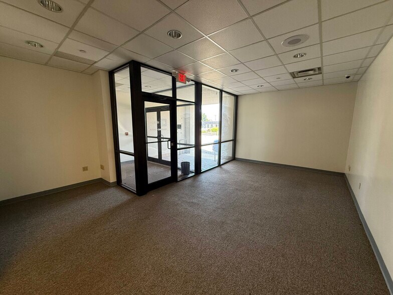 1 S Main St, Batesville, IN à vendre - Photo du bâtiment - Image 3 de 22