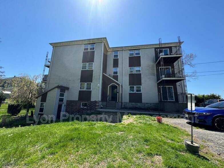 95 Victor St, Woonsocket, RI à vendre - Photo principale - Image 1 de 1